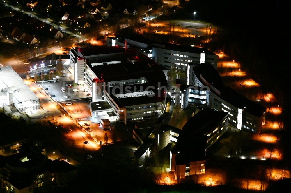 Weimar bei Nacht von oben - Nachtluftbild Klinikgelände des Krankenhauses Sophien-und Hufeland Klinikum in Weimar im Bundesland Thüringen, Deutschland