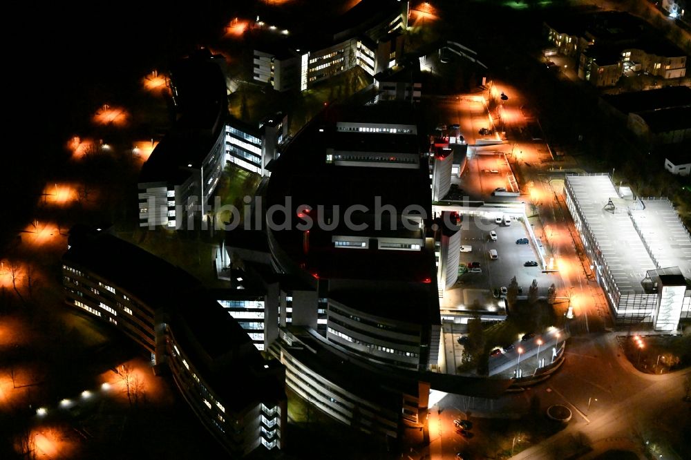 Weimar bei Nacht von oben - Nachtluftbild Klinikgelände des Krankenhauses Sophien-und Hufeland Klinikum in Weimar im Bundesland Thüringen, Deutschland