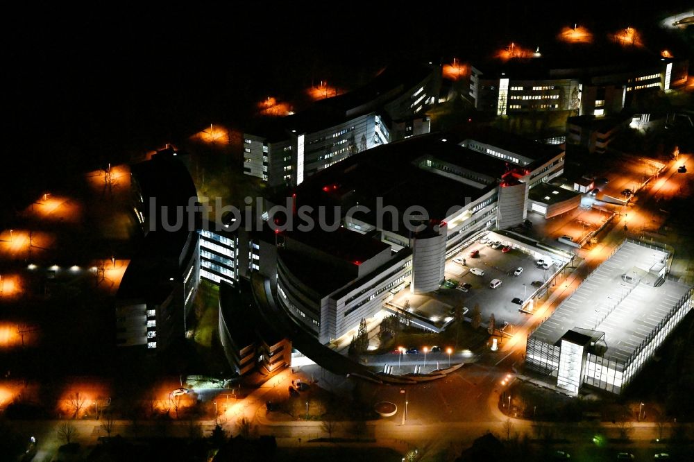 Weimar bei Nacht von oben - Nachtluftbild Klinikgelände des Krankenhauses Sophien-und Hufeland Klinikum in Weimar im Bundesland Thüringen, Deutschland