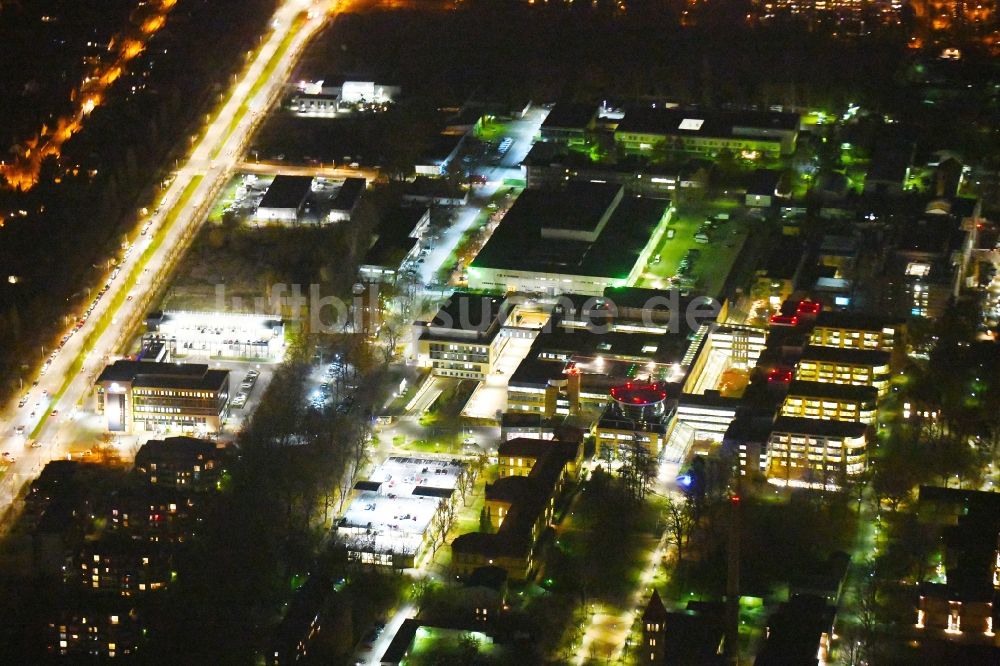 Nacht-Luftaufnahme Berlin - Nachtluftbild Klinikgelände des Krankenhauses Unfallkrankenhaus Berlin im Ortsteil Marzahn in Berlin, Deutschland