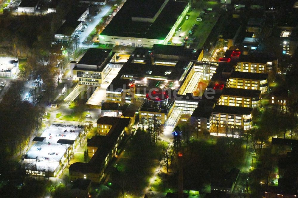 Nachtluftbild Berlin - Nachtluftbild Klinikgelände des Krankenhauses Unfallkrankenhaus Berlin im Ortsteil Marzahn in Berlin, Deutschland