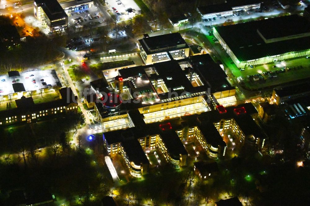 Berlin bei Nacht aus der Vogelperspektive: Nachtluftbild Klinikgelände des Krankenhauses Unfallkrankenhaus Berlin im Ortsteil Marzahn in Berlin, Deutschland