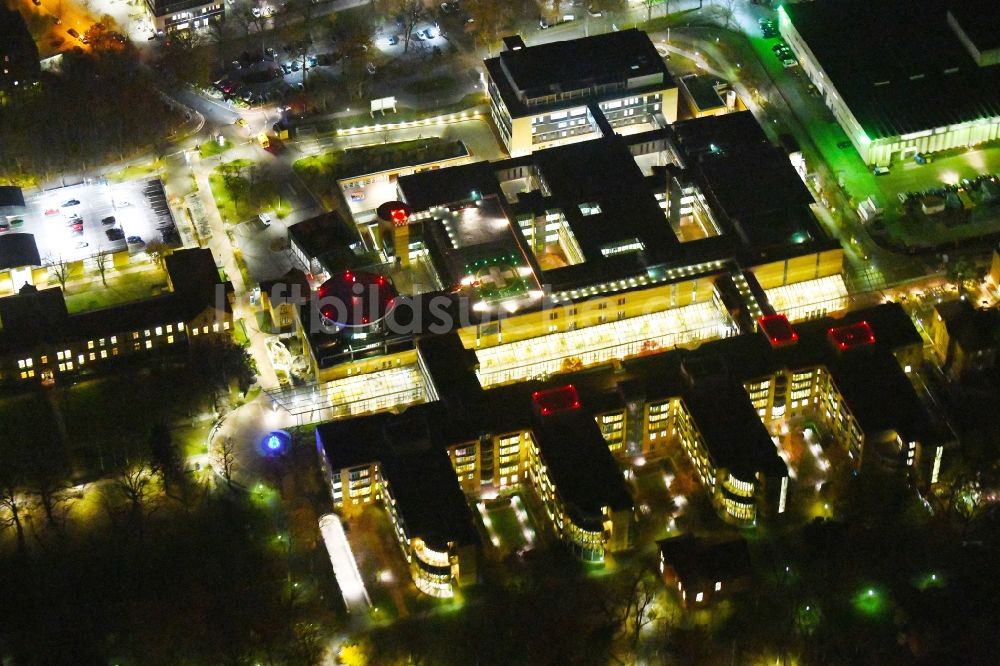 Nachtluftbild Berlin - Nachtluftbild Klinikgelände des Krankenhauses Unfallkrankenhaus Berlin im Ortsteil Marzahn in Berlin, Deutschland