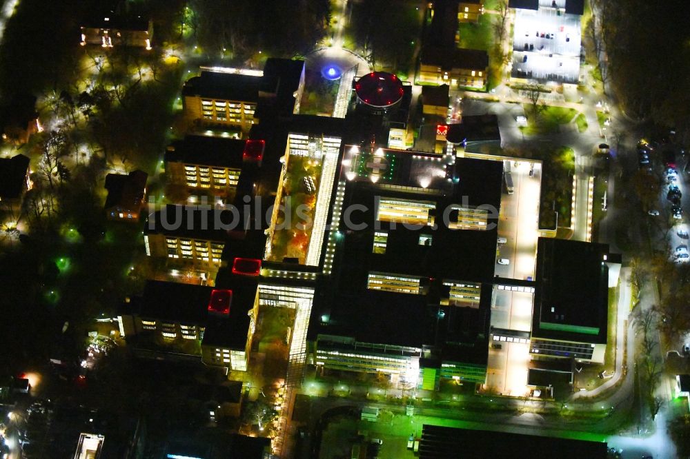 Nachtluftbild Berlin - Nachtluftbild Klinikgelände des Krankenhauses Unfallkrankenhaus Berlin im Ortsteil Marzahn in Berlin, Deutschland