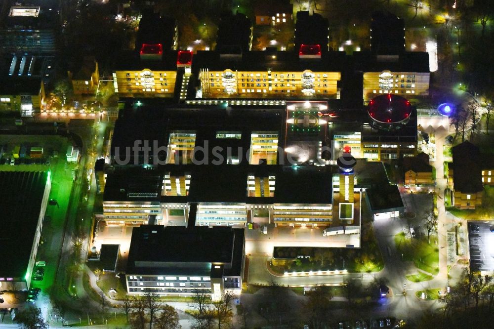 Berlin bei Nacht von oben - Nachtluftbild Klinikgelände des Krankenhauses Unfallkrankenhaus Berlin im Ortsteil Marzahn in Berlin, Deutschland