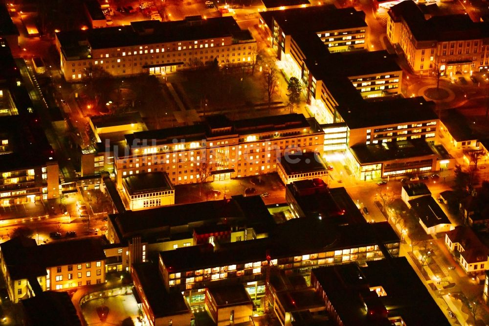 Dresden bei Nacht von oben - Nachtluftbild Klinikgelände des Krankenhauses Universitätsklinikum Carl Gustav Carus in Dresden im Bundesland Sachsen, Deutschland