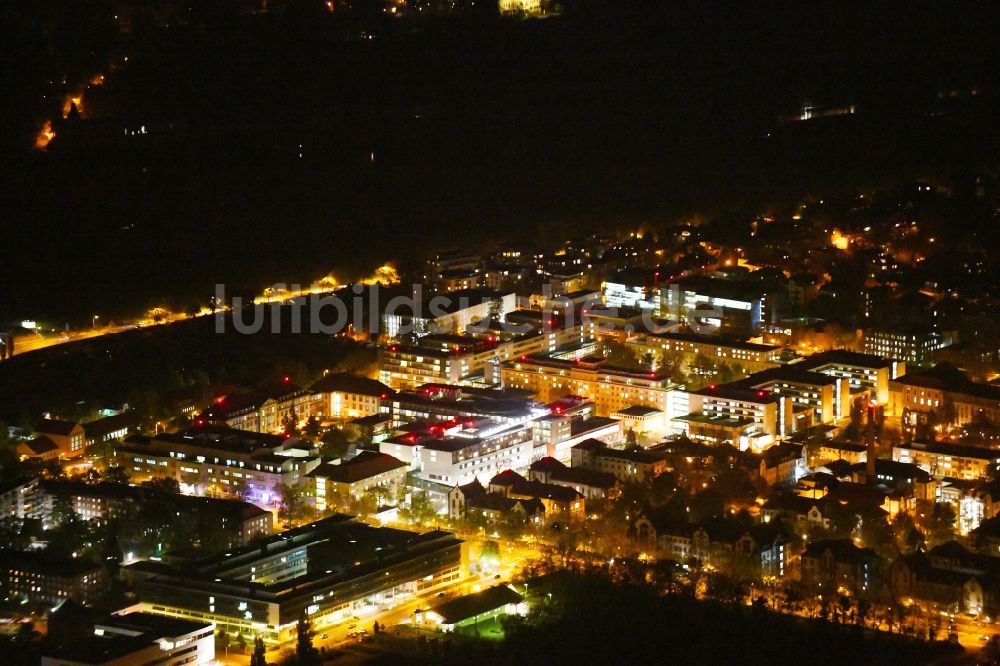 Dresden bei Nacht aus der Vogelperspektive: Nachtluftbild Klinikgelände des Krankenhauses Universitätsklinikum Carl Gustav Carus im Ortsteil Johannstadt in Dresden im Bundesland Sachsen, Deutschland