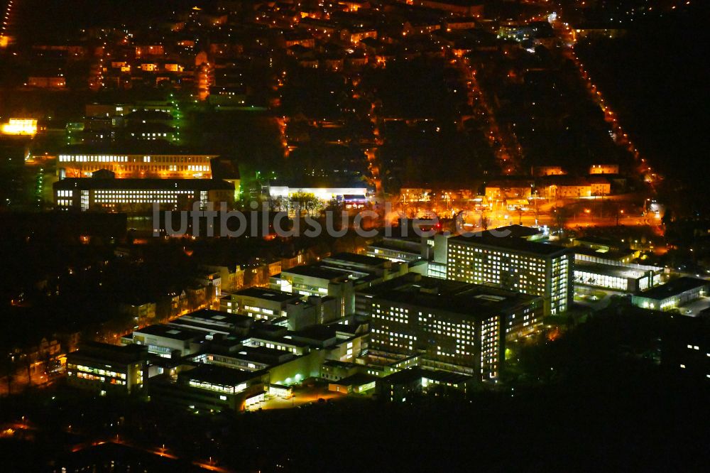 Halle (Saale) bei Nacht von oben - Nachtluftbild Klinikgelände des Krankenhauses und Universitätsklinikum in Halle (Saale) im Bundesland Sachsen-Anhalt, Deutschland