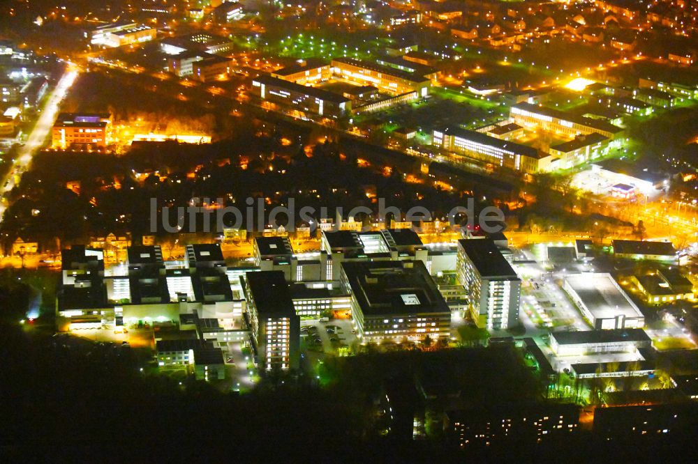 Halle (Saale) bei Nacht aus der Vogelperspektive: Nachtluftbild Klinikgelände des Krankenhauses und Universitätsklinikum in Halle (Saale) im Bundesland Sachsen-Anhalt, Deutschland