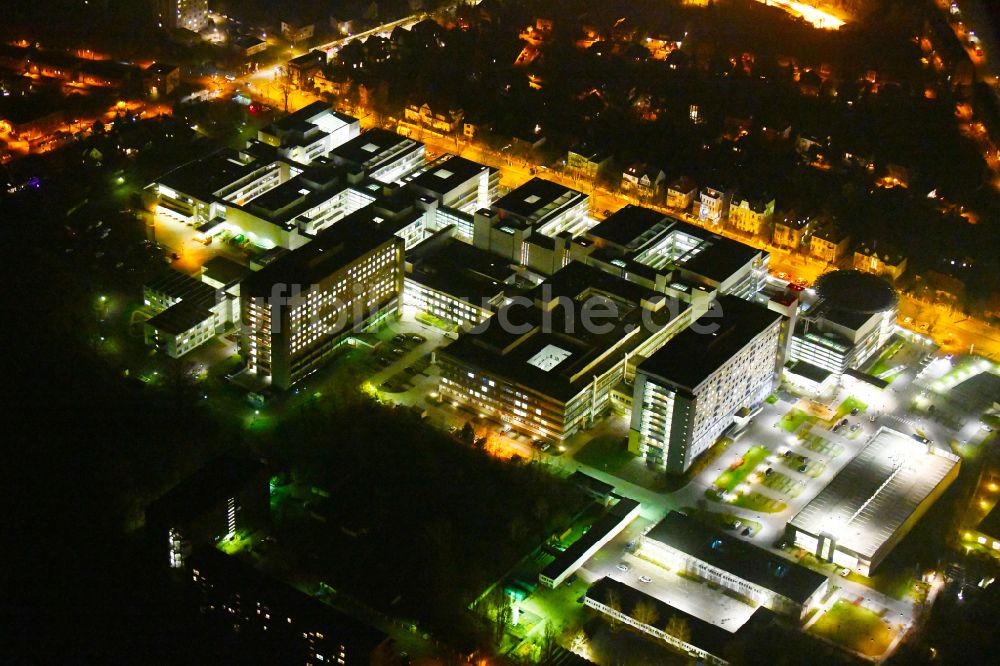 Nachtluftbild Halle (Saale) - Nachtluftbild Klinikgelände des Krankenhauses und Universitätsklinikum in Halle (Saale) im Bundesland Sachsen-Anhalt, Deutschland