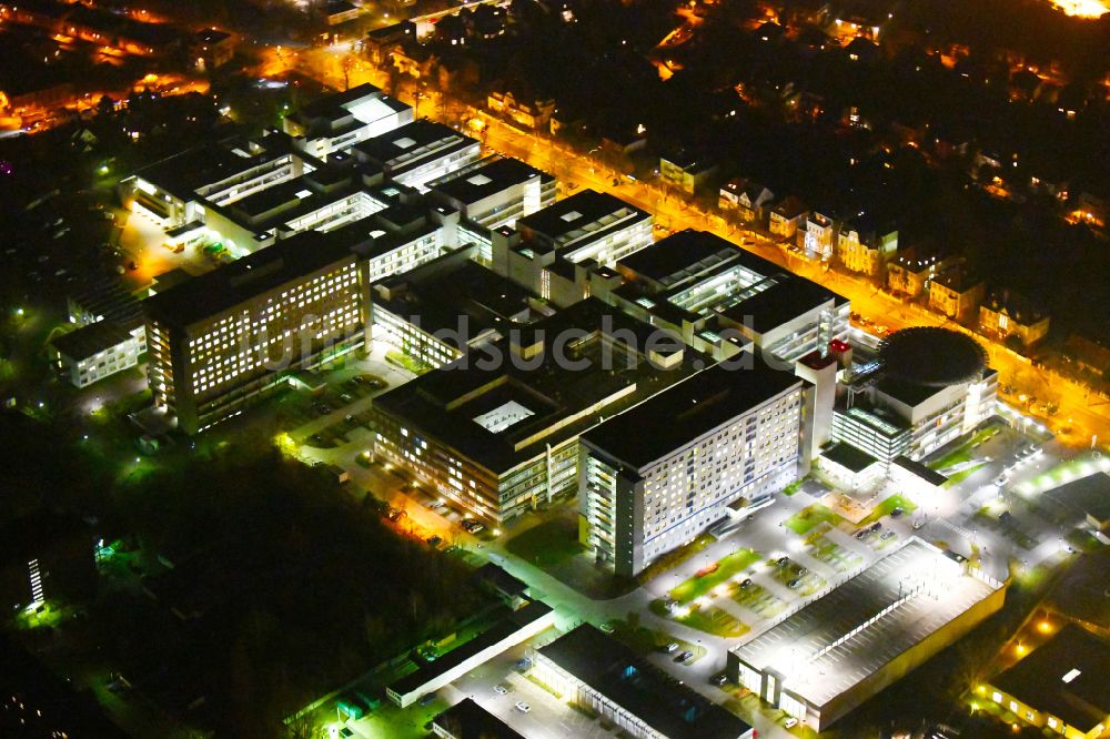 Nacht-Luftaufnahme Halle (Saale) - Nachtluftbild Klinikgelände des Krankenhauses und Universitätsklinikum in Halle (Saale) im Bundesland Sachsen-Anhalt, Deutschland