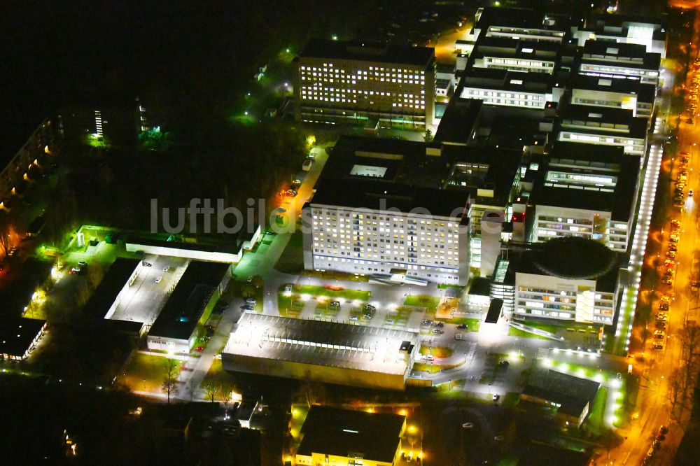 Halle (Saale) bei Nacht von oben - Nachtluftbild Klinikgelände des Krankenhauses und Universitätsklinikum in Halle (Saale) im Bundesland Sachsen-Anhalt, Deutschland