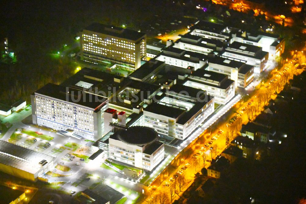 Halle (Saale) bei Nacht aus der Vogelperspektive: Nachtluftbild Klinikgelände des Krankenhauses und Universitätsklinikum in Halle (Saale) im Bundesland Sachsen-Anhalt, Deutschland