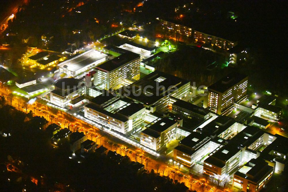 Nachtluftbild Halle (Saale) - Nachtluftbild Klinikgelände des Krankenhauses und Universitätsklinikum in Halle (Saale) im Bundesland Sachsen-Anhalt, Deutschland