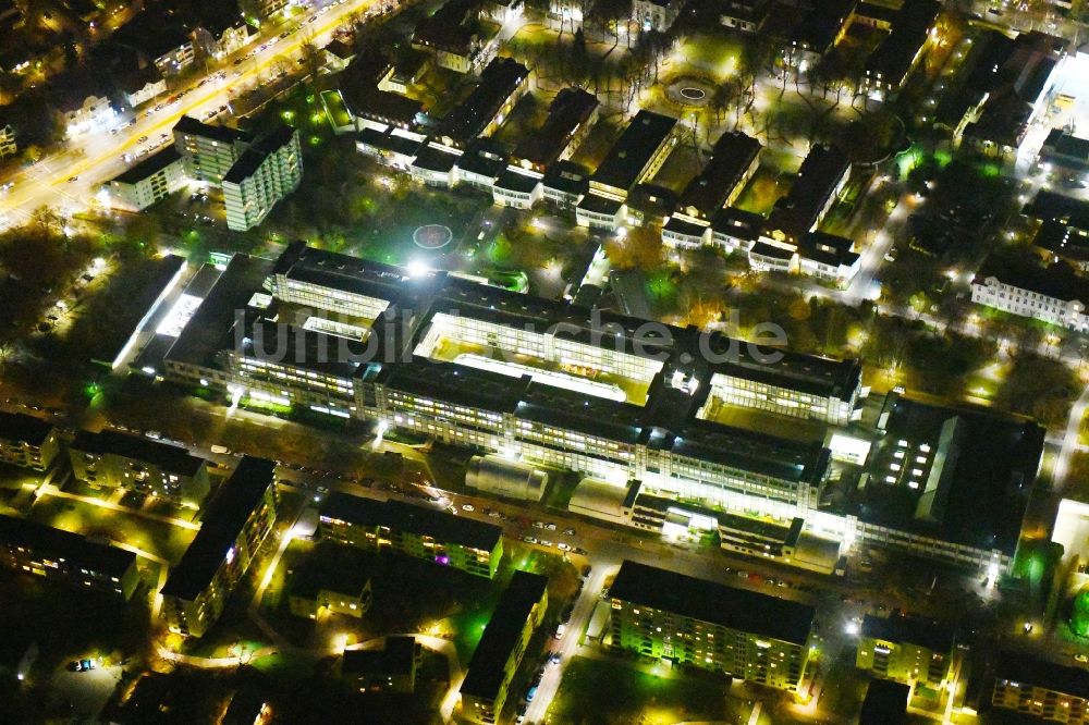 Nacht-Luftaufnahme Berlin - Nachtluftbild Klinikgelände des Krankenhauses Vivantes Klinikum Neukölln im Ortsteil Neukölln in Berlin, Deutschland