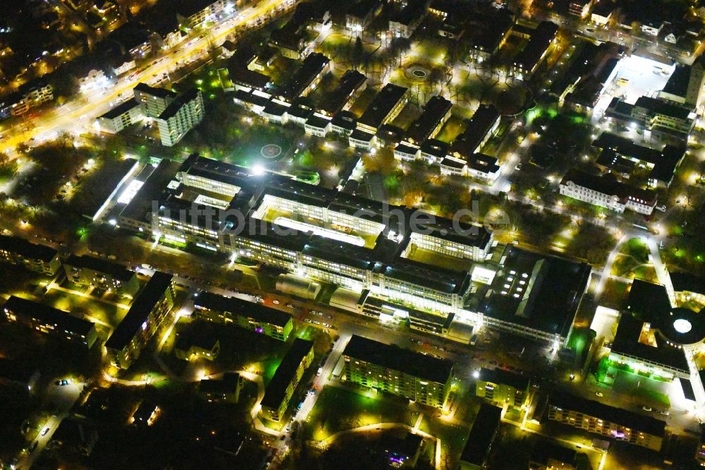 Berlin bei Nacht von oben - Nachtluftbild Klinikgelände des Krankenhauses Vivantes Klinikum Neukölln im Ortsteil Neukölln in Berlin, Deutschland