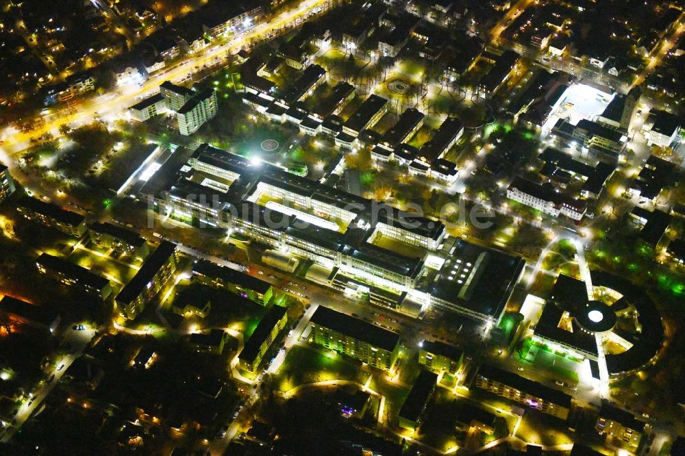 Berlin bei Nacht aus der Vogelperspektive: Nachtluftbild Klinikgelände des Krankenhauses Vivantes Klinikum Neukölln im Ortsteil Neukölln in Berlin, Deutschland