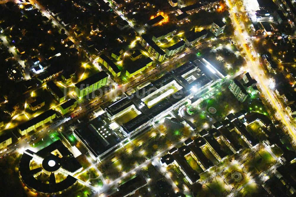 Nachtluftbild Berlin - Nachtluftbild Klinikgelände des Krankenhauses Vivantes Klinikum Neukölln im Ortsteil Neukölln in Berlin, Deutschland