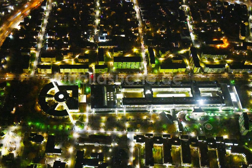 Nacht-Luftaufnahme Berlin - Nachtluftbild Klinikgelände des Krankenhauses Vivantes Klinikum Neukölln im Ortsteil Neukölln in Berlin, Deutschland