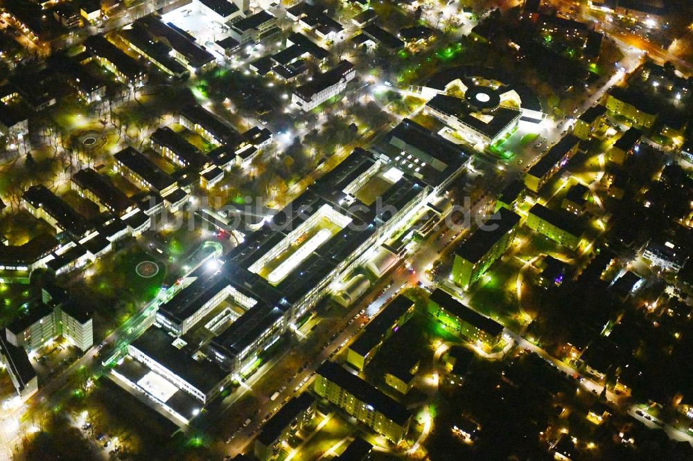 Berlin bei Nacht von oben - Nachtluftbild Klinikgelände des Krankenhauses Vivantes Klinikum Neukölln im Ortsteil Neukölln in Berlin, Deutschland