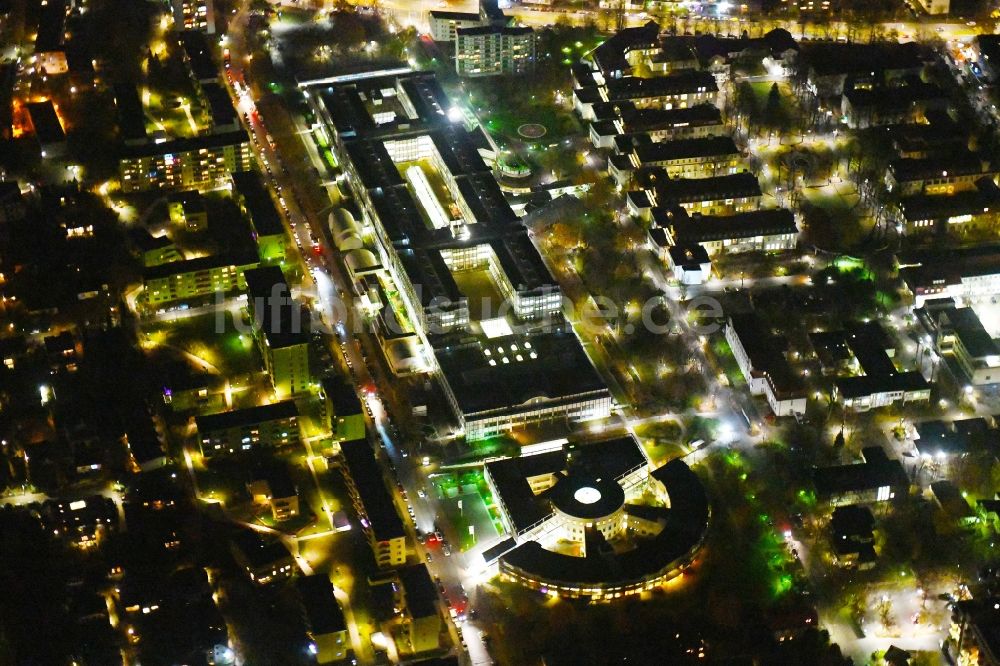 Berlin bei Nacht aus der Vogelperspektive: Nachtluftbild Klinikgelände des Krankenhauses Vivantes Klinikum Neukölln im Ortsteil Neukölln in Berlin, Deutschland