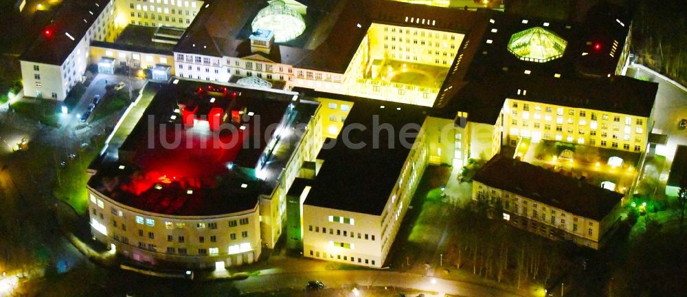 Nacht-Luftaufnahme Bad Berka - Nachtluftbild Klinikgelände des Krankenhauses Zentralklinik Bad Berka an der Robert-Koch-Allee in Bad Berka im Bundesland Thüringen, Deutschland