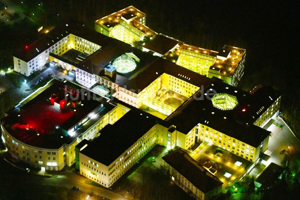 Bad Berka bei Nacht von oben - Nachtluftbild Klinikgelände des Krankenhauses Zentralklinik Bad Berka an der Robert-Koch-Allee in Bad Berka im Bundesland Thüringen, Deutschland