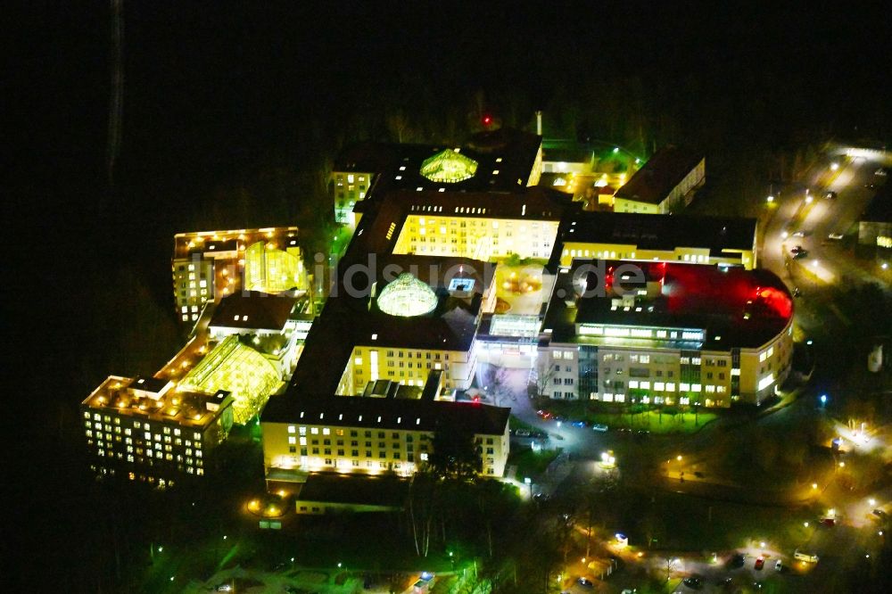 Bad Berka bei Nacht aus der Vogelperspektive: Nachtluftbild Klinikgelände des Krankenhauses Zentralklinik Bad Berka an der Robert-Koch-Allee in Bad Berka im Bundesland Thüringen, Deutschland