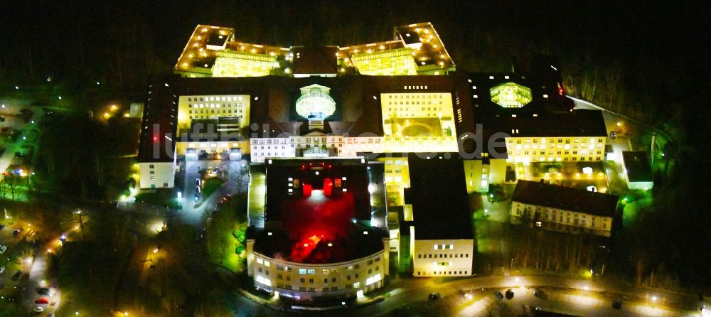 Nacht-Luftaufnahme Bad Berka - Nachtluftbild Klinikgelände des Krankenhauses Zentralklinik Bad Berka an der Robert-Koch-Allee in Bad Berka im Bundesland Thüringen, Deutschland