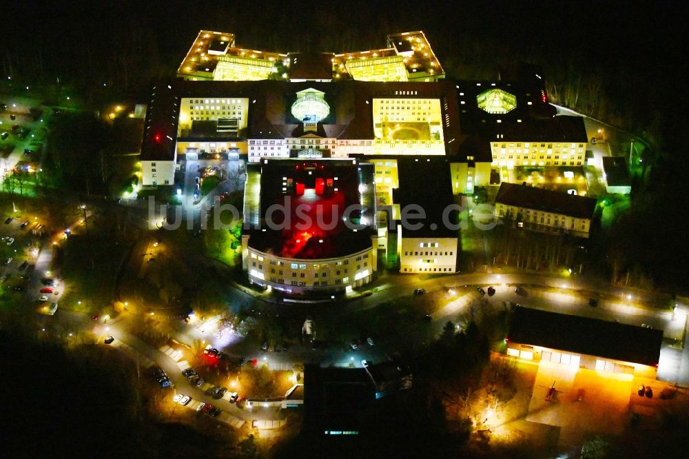 Bad Berka bei Nacht von oben - Nachtluftbild Klinikgelände des Krankenhauses Zentralklinik Bad Berka an der Robert-Koch-Allee in Bad Berka im Bundesland Thüringen, Deutschland