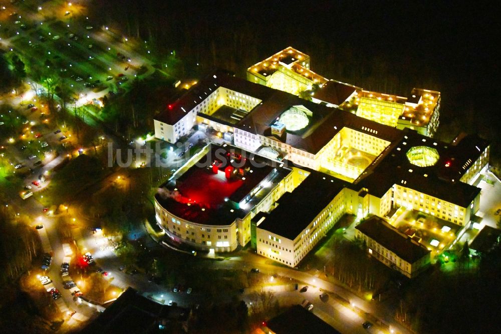 Bad Berka bei Nacht aus der Vogelperspektive: Nachtluftbild Klinikgelände des Krankenhauses Zentralklinik Bad Berka an der Robert-Koch-Allee in Bad Berka im Bundesland Thüringen, Deutschland