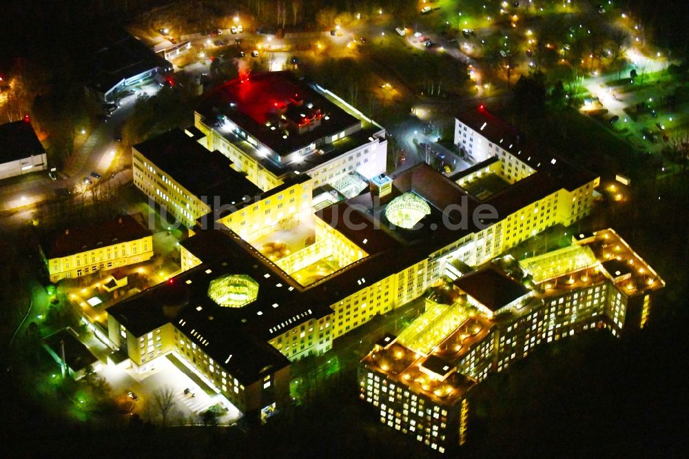 Nacht-Luftaufnahme Bad Berka - Nachtluftbild Klinikgelände des Krankenhauses Zentralklinik Bad Berka an der Robert-Koch-Allee in Bad Berka im Bundesland Thüringen, Deutschland