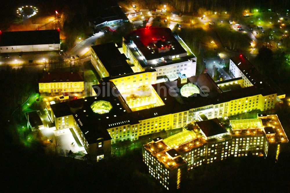 Bad Berka bei Nacht von oben - Nachtluftbild Klinikgelände des Krankenhauses Zentralklinik Bad Berka an der Robert-Koch-Allee in Bad Berka im Bundesland Thüringen, Deutschland