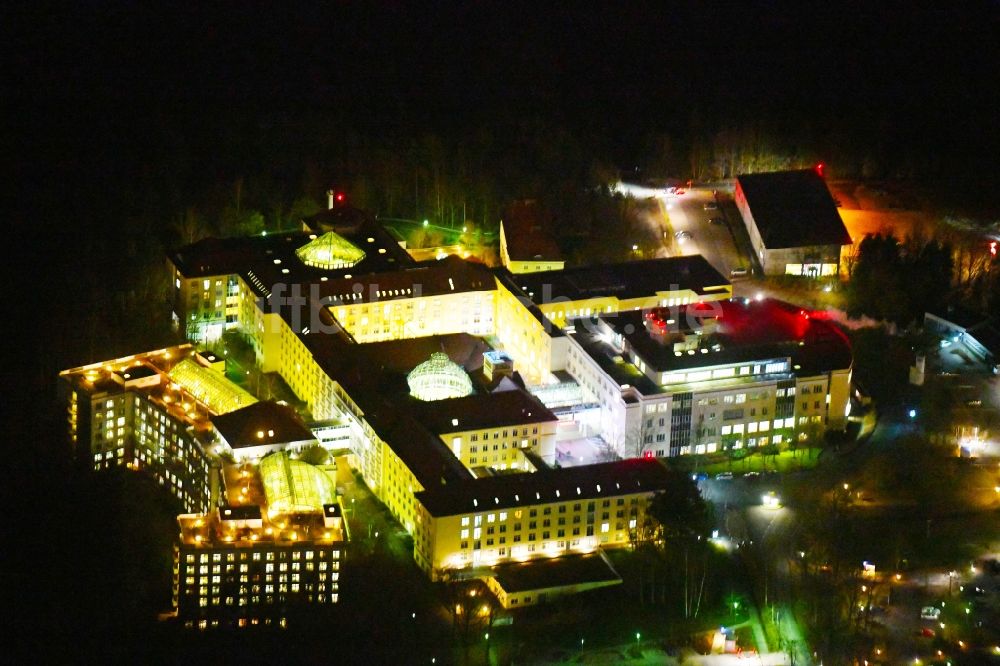 Nachtluftbild Bad Berka - Nachtluftbild Klinikgelände des Krankenhauses Zentralklinik Bad Berka an der Robert-Koch-Allee in Bad Berka im Bundesland Thüringen, Deutschland