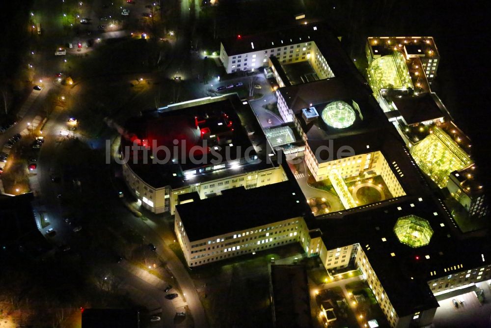 Bad Berka bei Nacht aus der Vogelperspektive: Nachtluftbild Klinikgelände des Krankenhauses Zentralklinik Bad Berka an der Robert-Koch-Allee in Bad Berka im Bundesland Thüringen, Deutschland