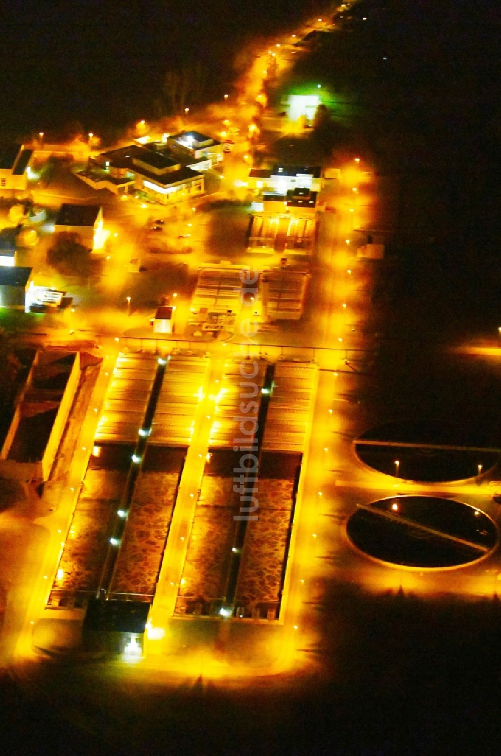 Halle (Saale) bei Nacht von oben - Nachtluftbild Klärwerks- Becken und Reinigungsstufen Kläranlage Halle-Nord in Halle (Saale) im Bundesland Sachsen-Anhalt, Deutschland