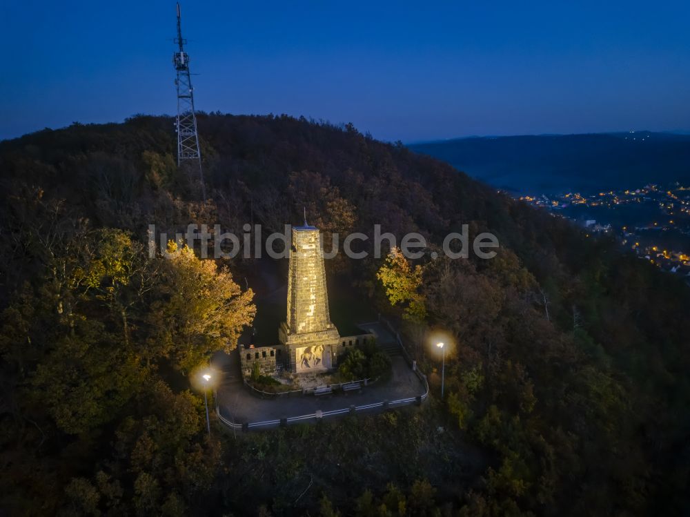 Freital bei Nacht von oben - Nachtluftbild König-Albert-Denkmal auf dem Windberg in Freital im Bundesland Sachsen, Deutschland