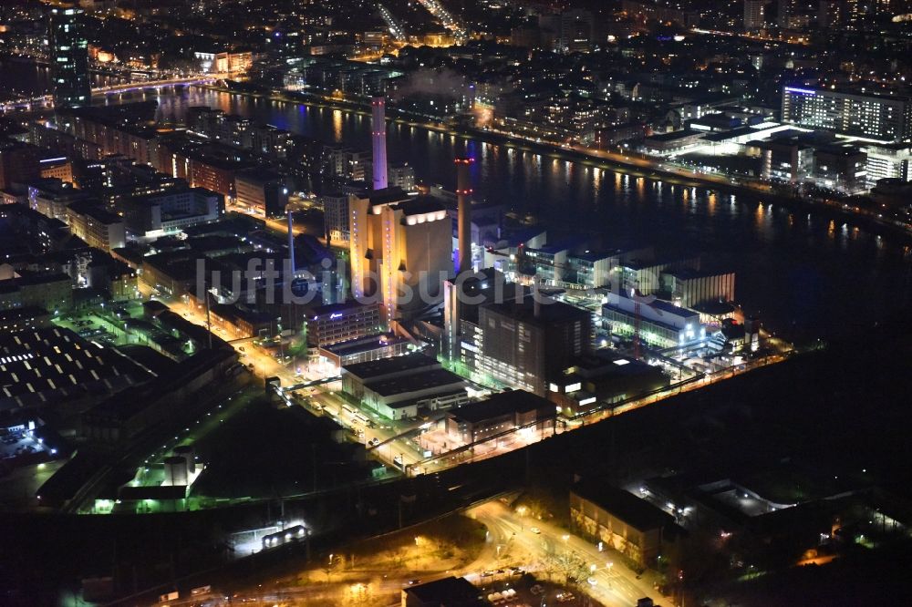 Frankfurt am Main bei Nacht aus der Vogelperspektive: Nachtluftbild Kraftwerksanlagen des Heizkraftwerkes Gutleutstraße - Rotfederring in Frankfurt am Main im Bundesland Hessen