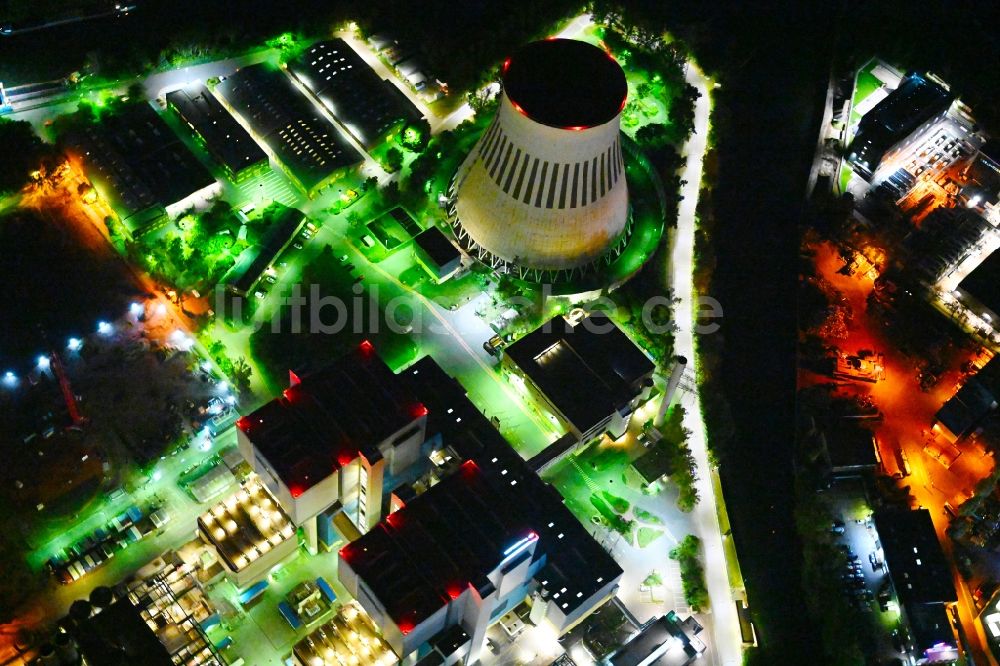 Berlin bei Nacht aus der Vogelperspektive: Nachtluftbild Kraftwerksanlagen des Heizkraftwerkes - Kraftwerk Reuter West Großer Spreering in Berlin, Deutschland