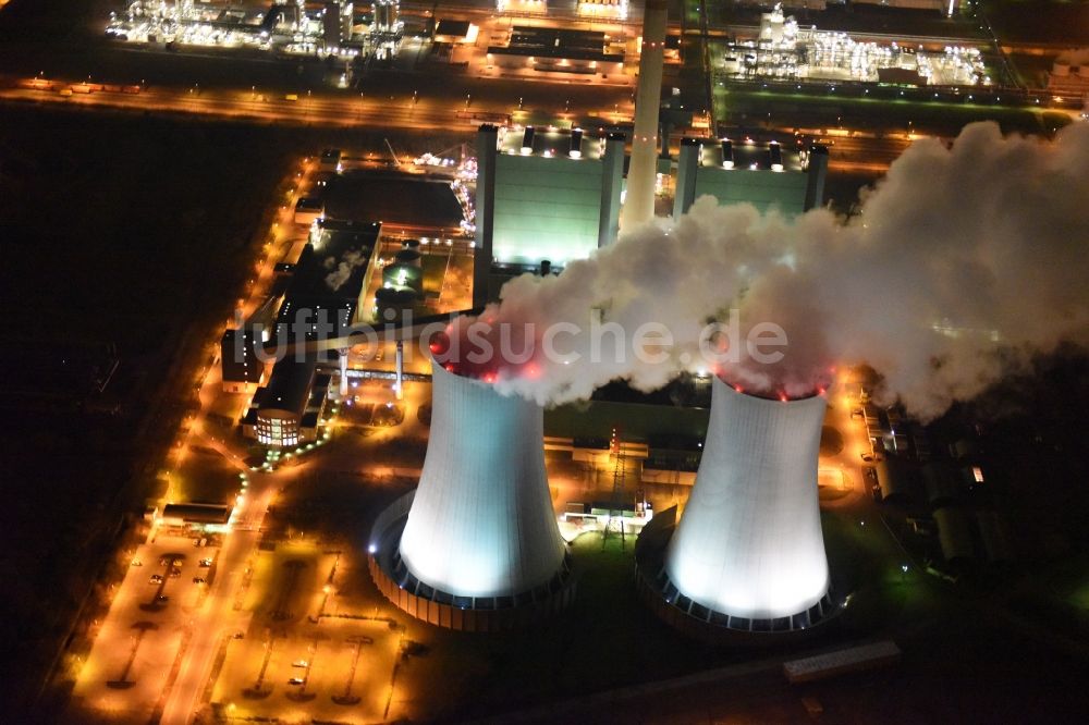 Schkopau bei Nacht aus der Vogelperspektive: Nachtluftbild Kraftwerksanlagen des Heizkraftwerkes im Ortsteil Hohenweiden in Schkopau im Bundesland Sachsen-Anhalt, Deutschland