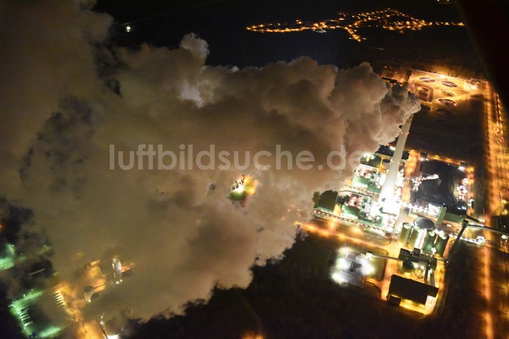 Nachtluftbild Schkopau - Nachtluftbild Kraftwerksanlagen des Heizkraftwerkes im Ortsteil Hohenweiden in Schkopau im Bundesland Sachsen-Anhalt, Deutschland