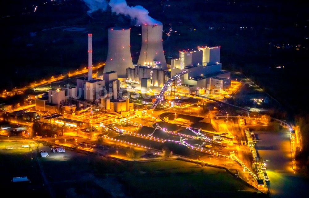 Hamm bei Nacht aus der Vogelperspektive: Nachtluftbild Kraftwerksanlagen des Kohle- Heizkraftwerkes der RWE Power im Stadtteil Schmehausen in Hamm im Bundesland Nordrhein-Westfalen