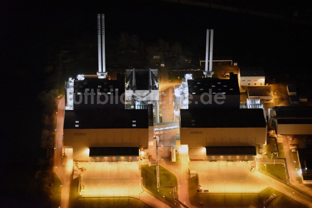 Magdeburg bei Nacht von oben - Nachtluftbild Kraftwerksanlagen des Müll-Heizkraftwerkes Rothensee in Magdeburg im Bundesland Sachsen-Anhalt