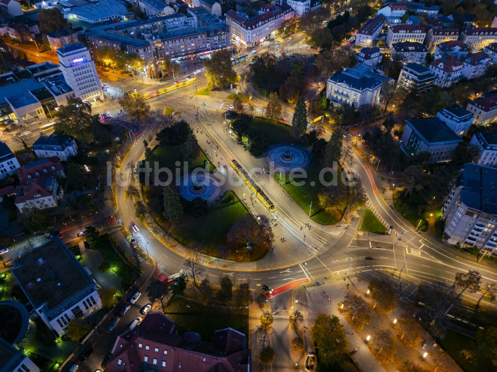 Dresden bei Nacht von oben - Nachtluftbild Kreisverkehr - Straßenverlauf am Albertplatz in Dresden im Bundesland Sachsen, Deutschland