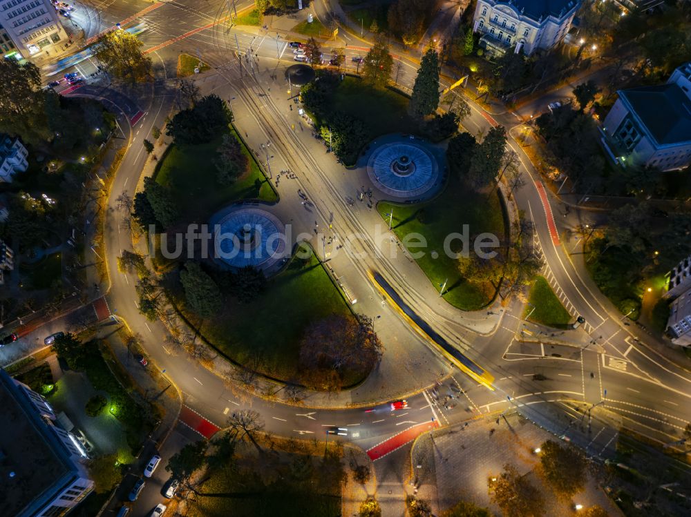 Dresden bei Nacht aus der Vogelperspektive: Nachtluftbild Kreisverkehr - Straßenverlauf am Albertplatz in Dresden im Bundesland Sachsen, Deutschland