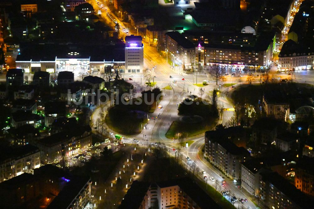 Dresden bei Nacht von oben - Nachtluftbild Kreisverkehr - Straßenverlauf am Albertplatz im Ortsteil Cossebaude in Dresden im Bundesland Sachsen, Deutschland