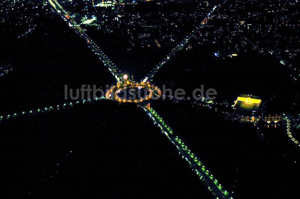 Nachtluftbild Berlin - Nachtluftbild Kreisverkehr - Straßenverlauf an der Siegessäule - Großer Stern im Parkgelände des Tiergartens in Berlin