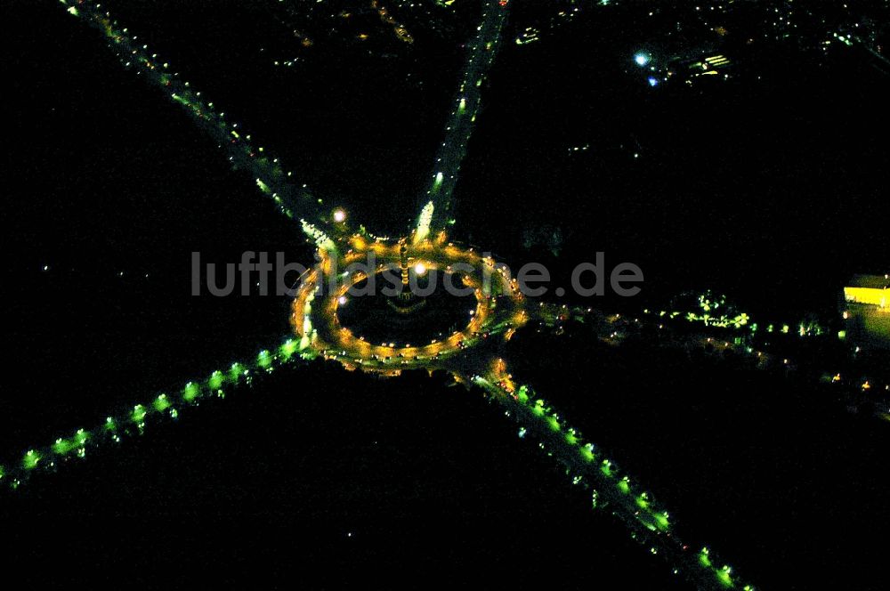 Nacht-Luftaufnahme Berlin - Nachtluftbild Kreisverkehr - Straßenverlauf an der Siegessäule - Großer Stern im Parkgelände des Tiergartens in Berlin