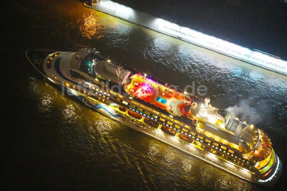 Hamburg bei Nacht aus der Vogelperspektive: Nachtluftbild Kreuzfahrtschiff AIDAcara auf der Elbe in Hamburg, Deutschland