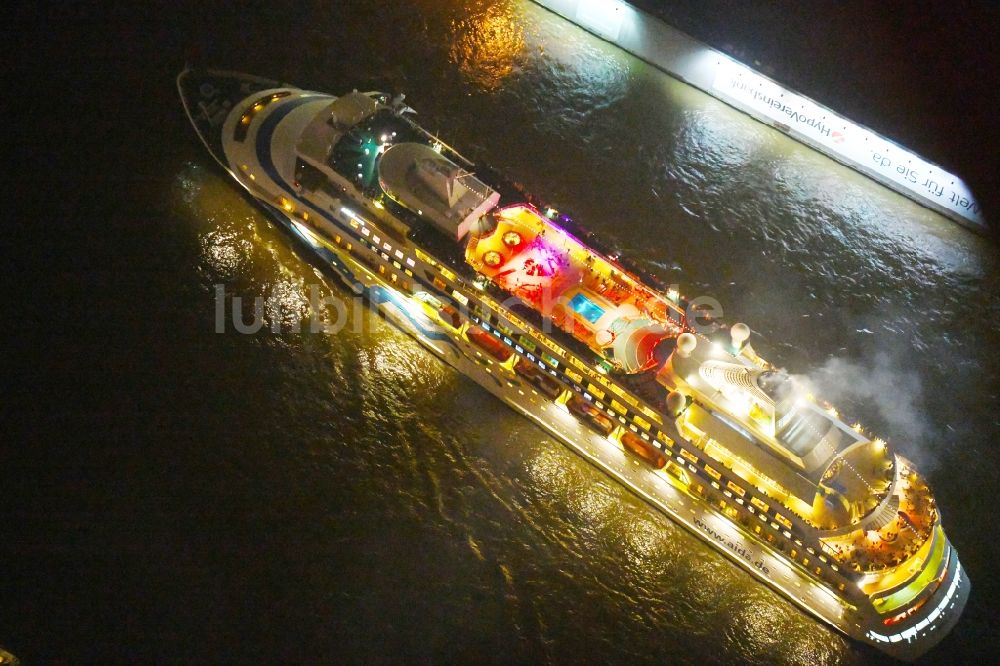 Nachtluftbild Hamburg - Nachtluftbild Kreuzfahrtschiff AIDAcara auf der Elbe in Hamburg, Deutschland